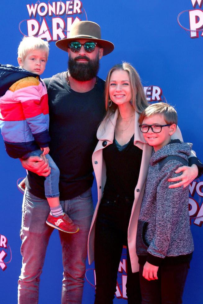 los angeles 10 mrt, aj cook, familie bij de première van het wonderpark in het dorpstheater op 10 maart 2019 in westwood, ca foto