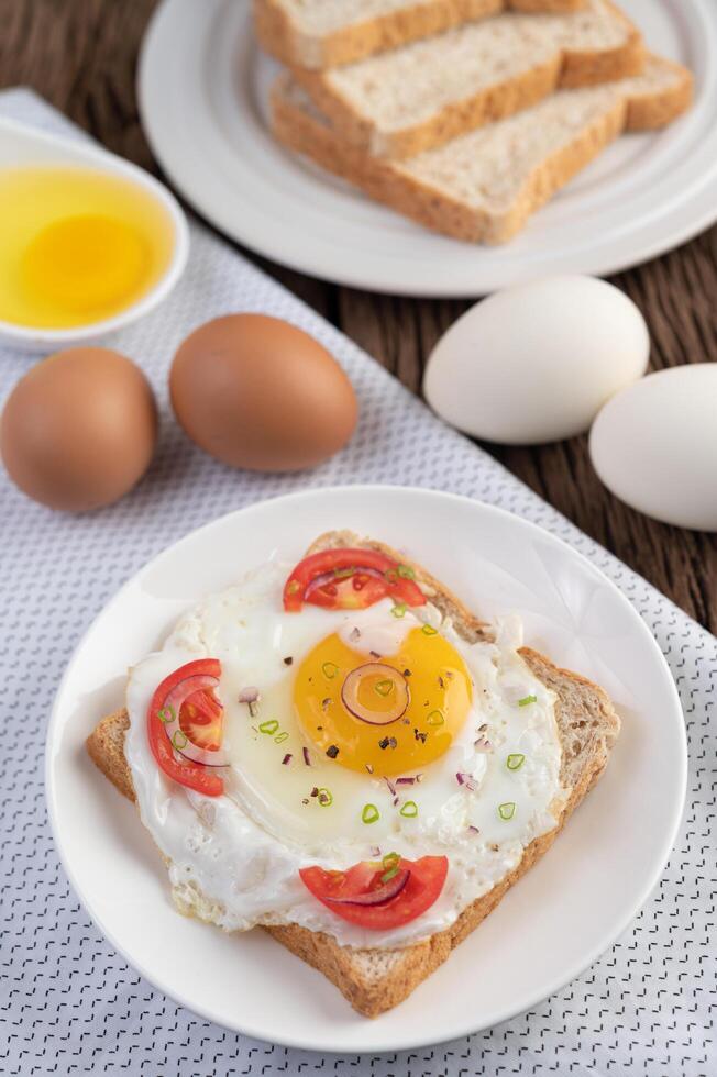 brood geplaatst met een gebakken ei met tomaten, tapiocameel. foto