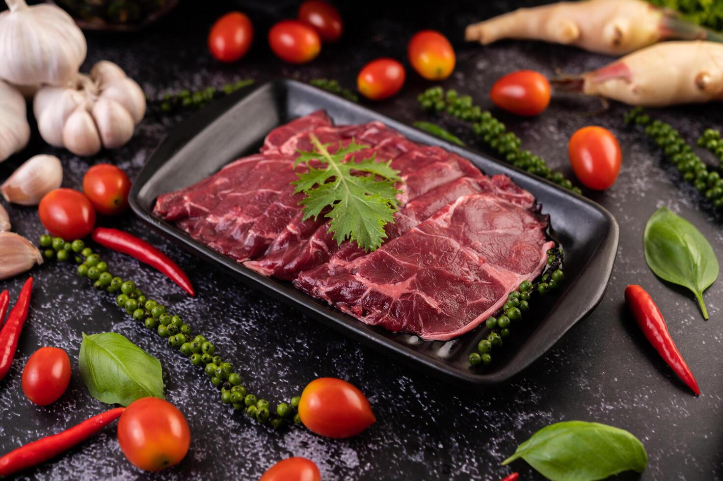 varkensvlees gebruikt voor het koken met chili, tomaat, basilicum en verse peperzaden. foto