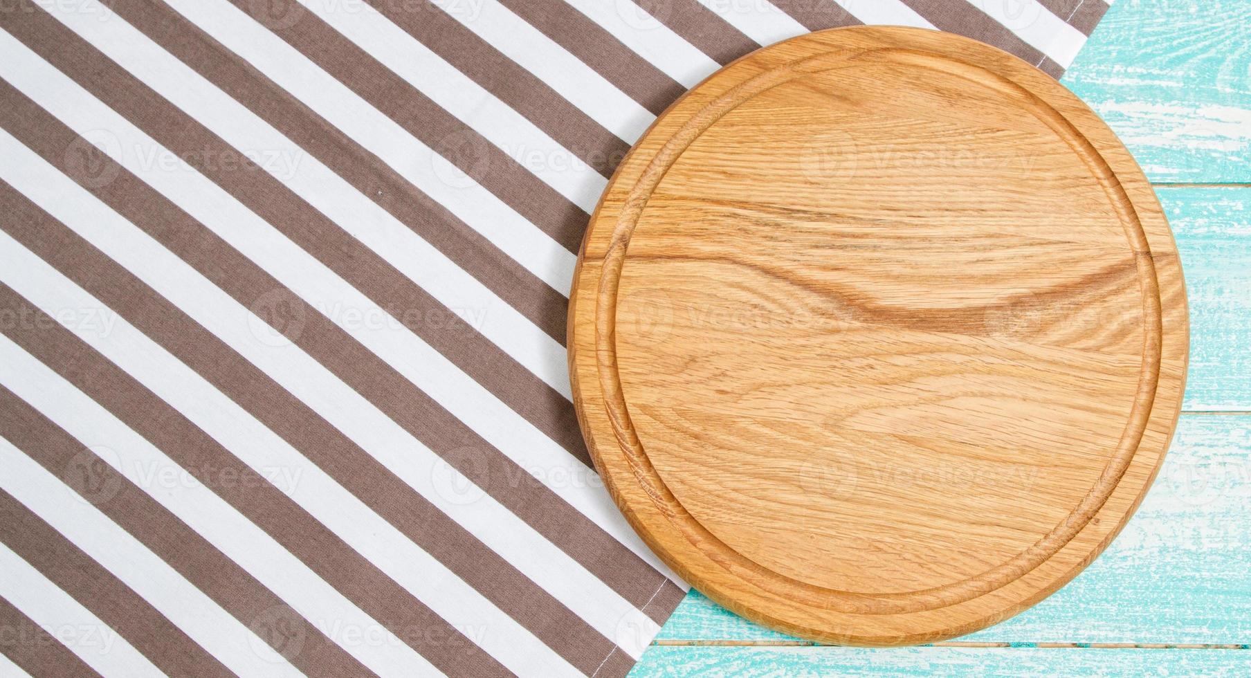 bovenaanzicht - leeg bord op blauwe houten tafel kopieerruimte foto