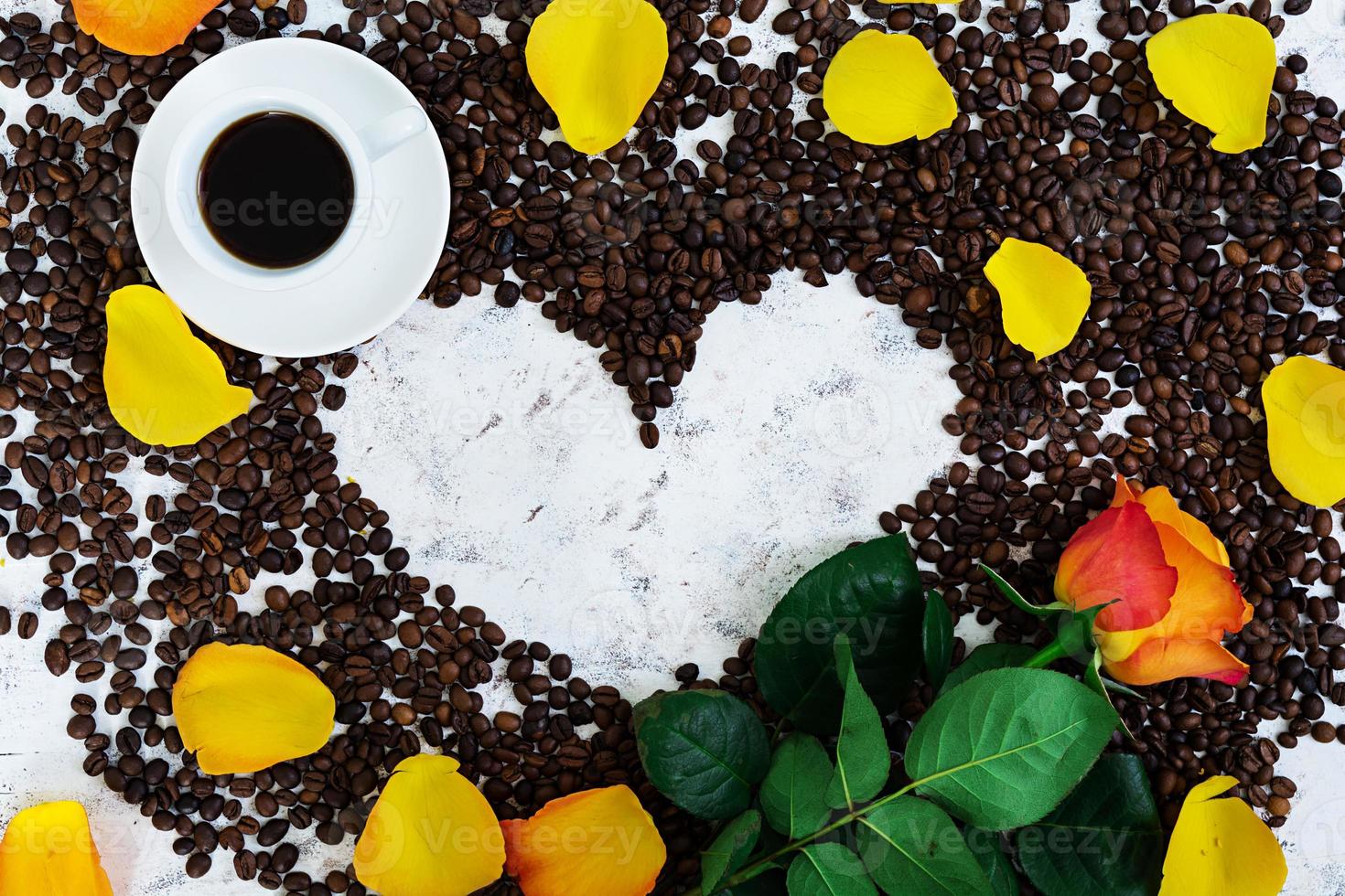 kopje koffie en rose op een witte achtergrond. bovenaanzicht foto