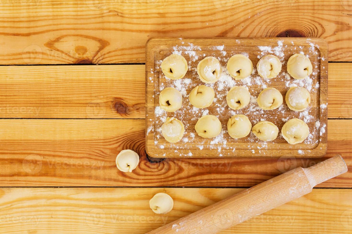 vlees knoedels, ravioli, op houten achtergrond foto