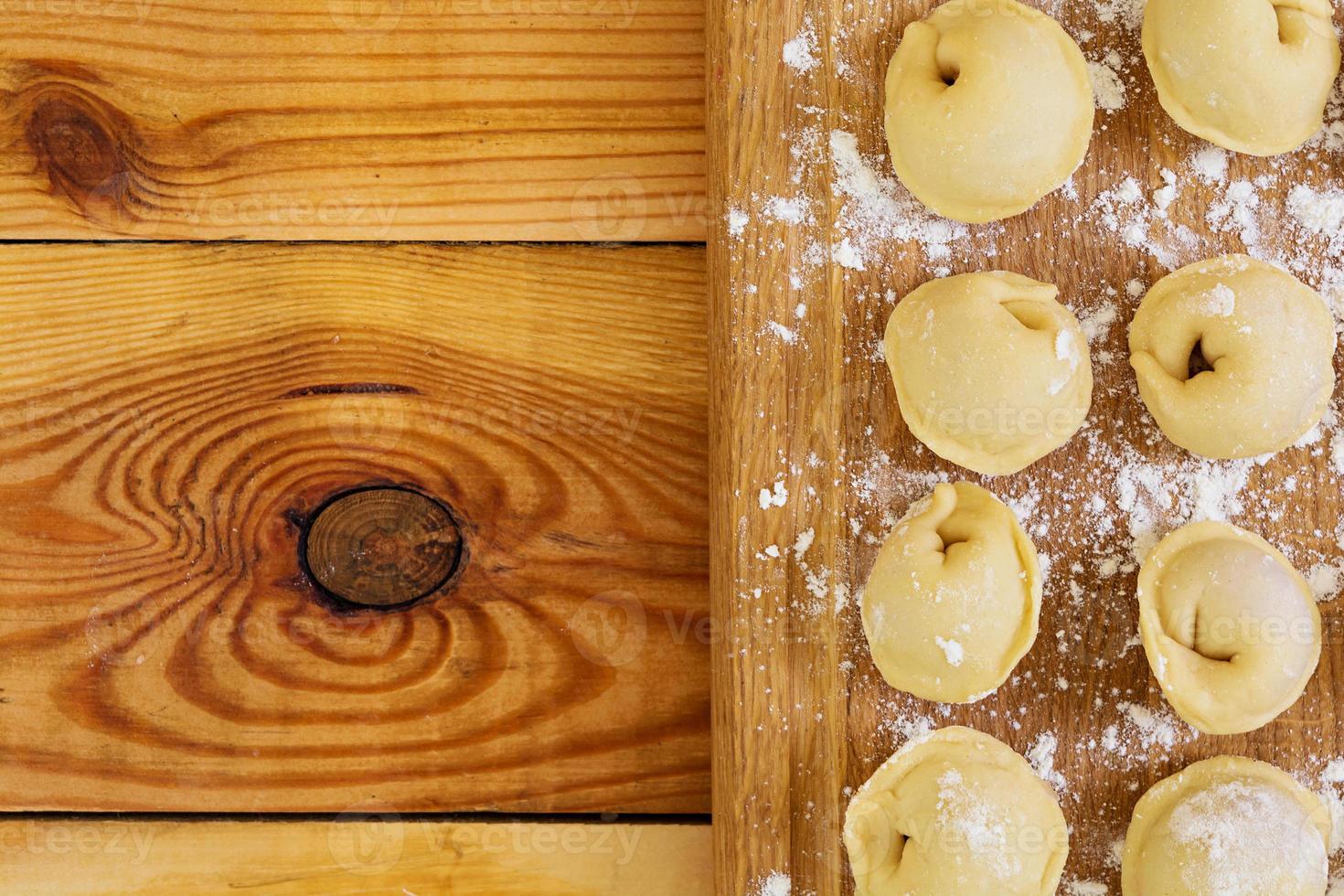 vlees knoedels, ravioli, op houten achtergrond foto