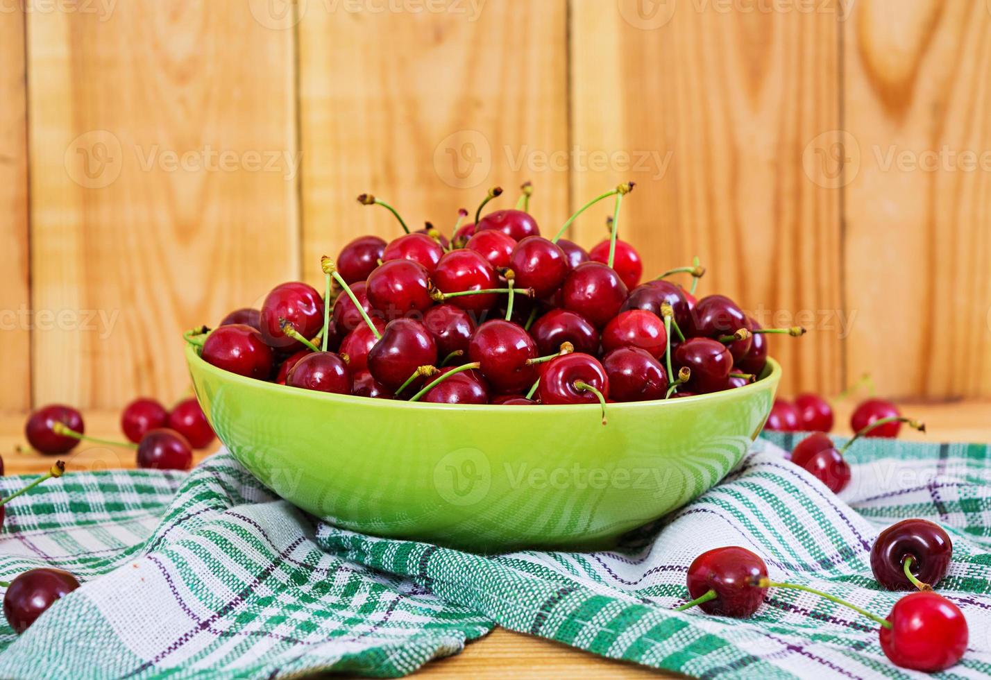 smakelijke zoete kers op houten achtergrond foto