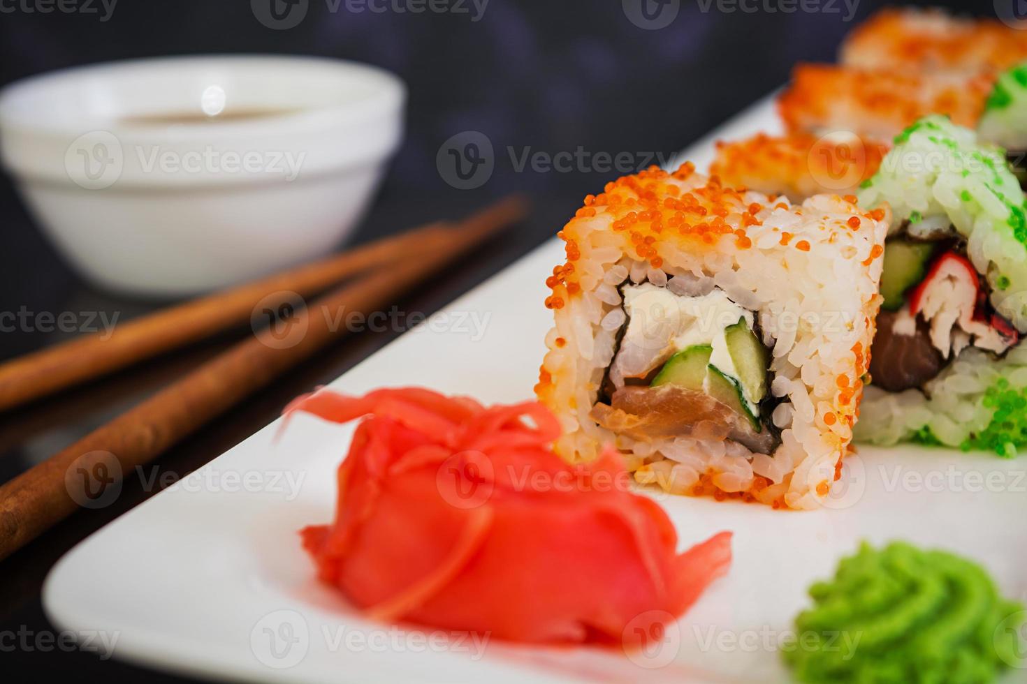 sushi roll op donkere achtergrond foto