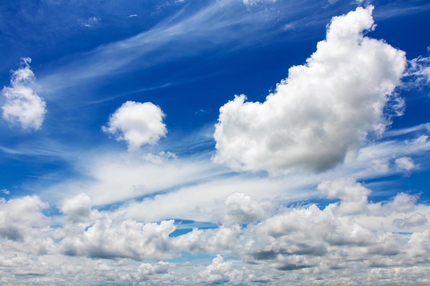 blauwe lucht met witte wolken. foto