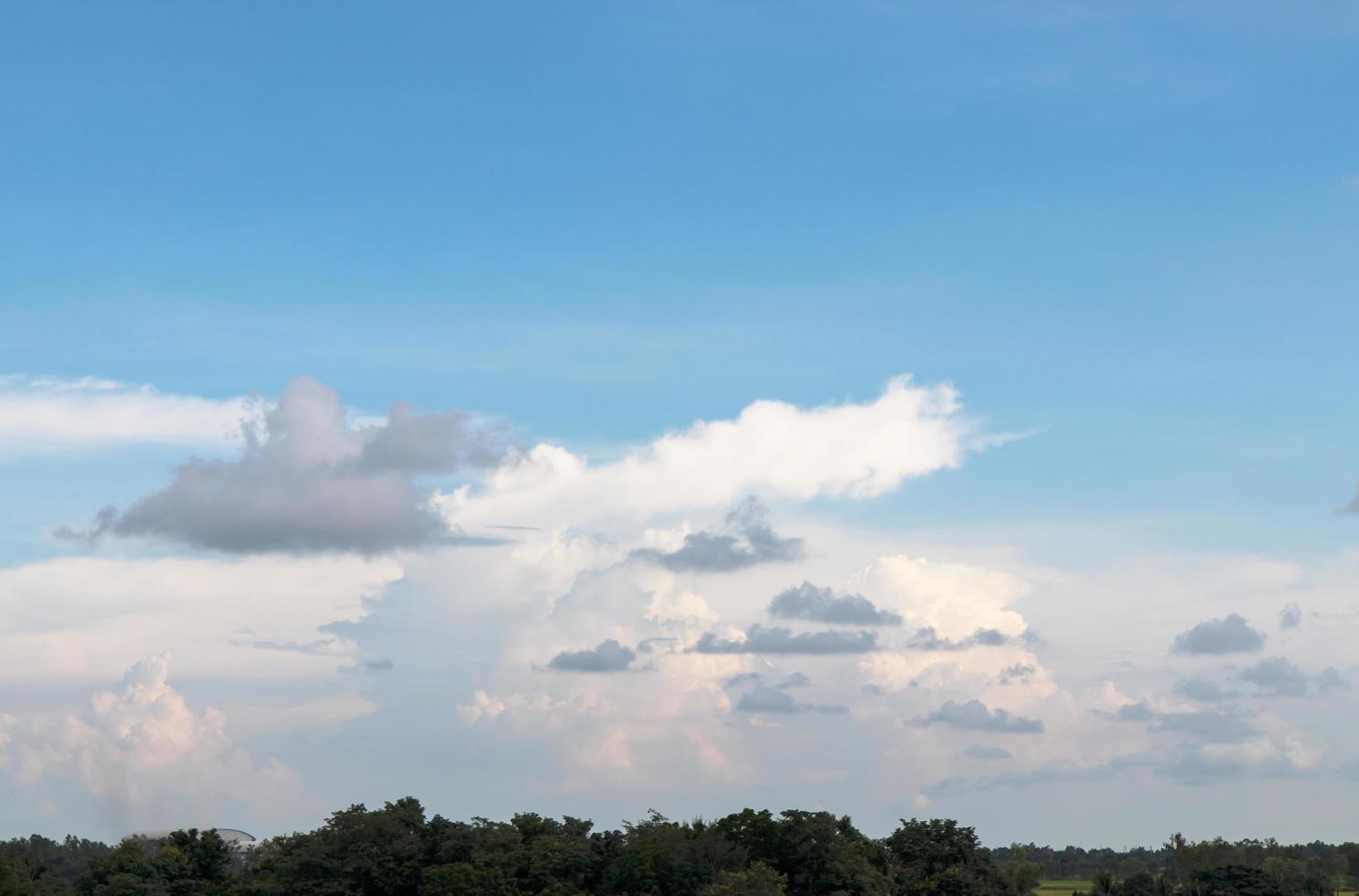 wolkenluchten over het platteland. foto