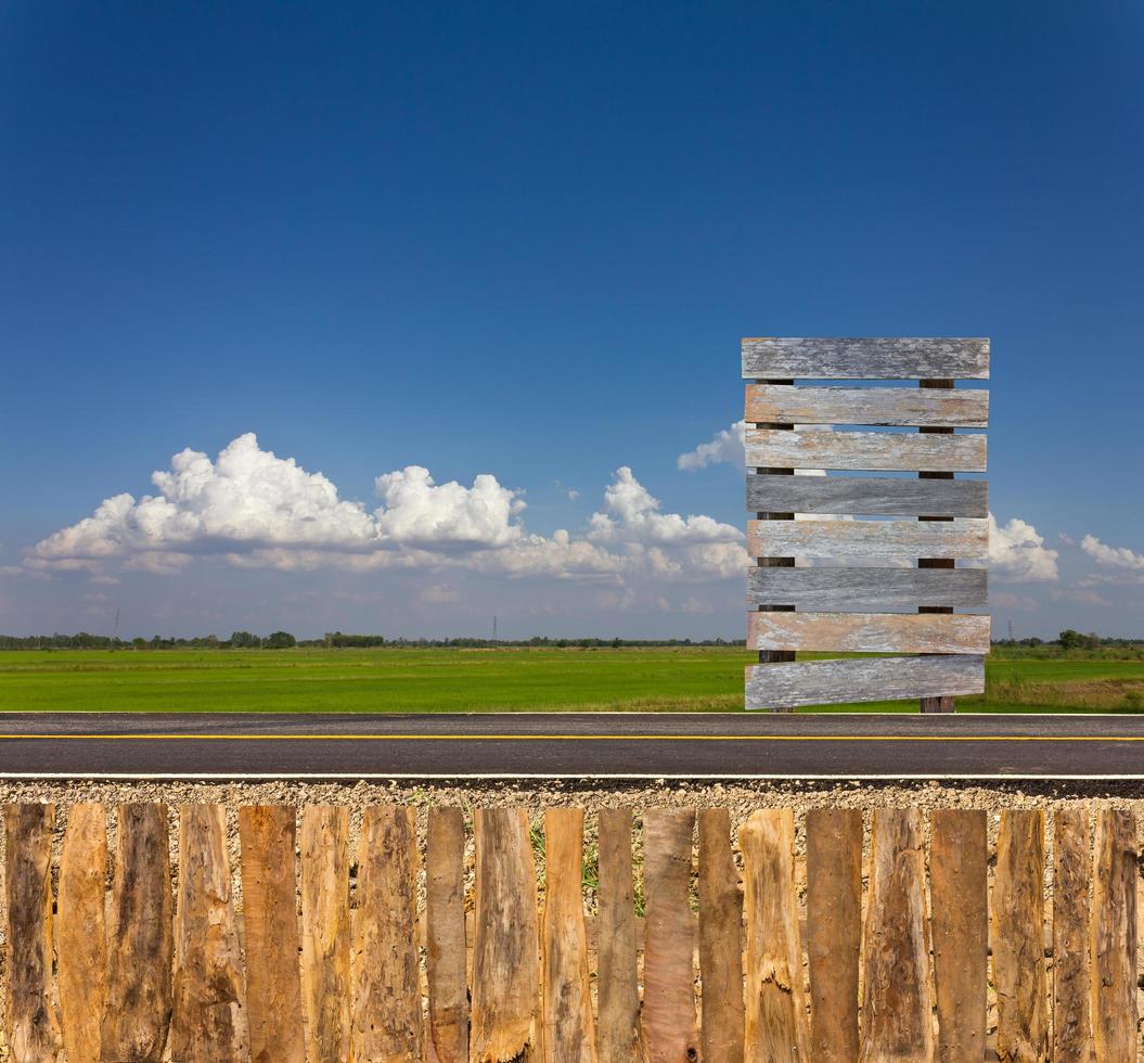 houten bord bij de padie langs de weg. foto