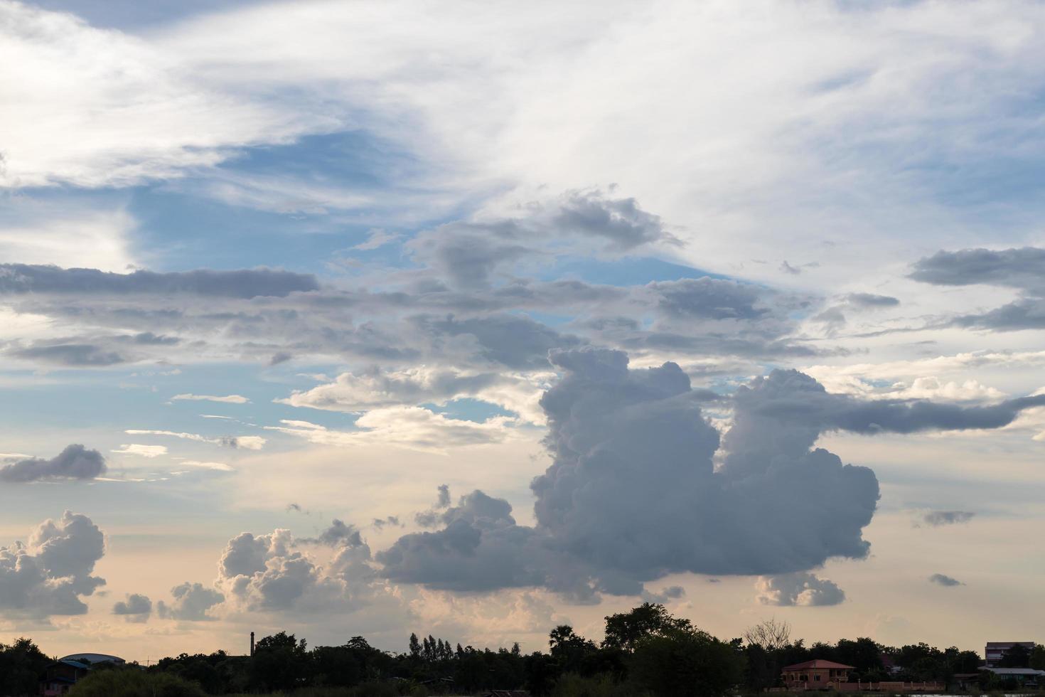 bewolkt bewolkte middag. foto