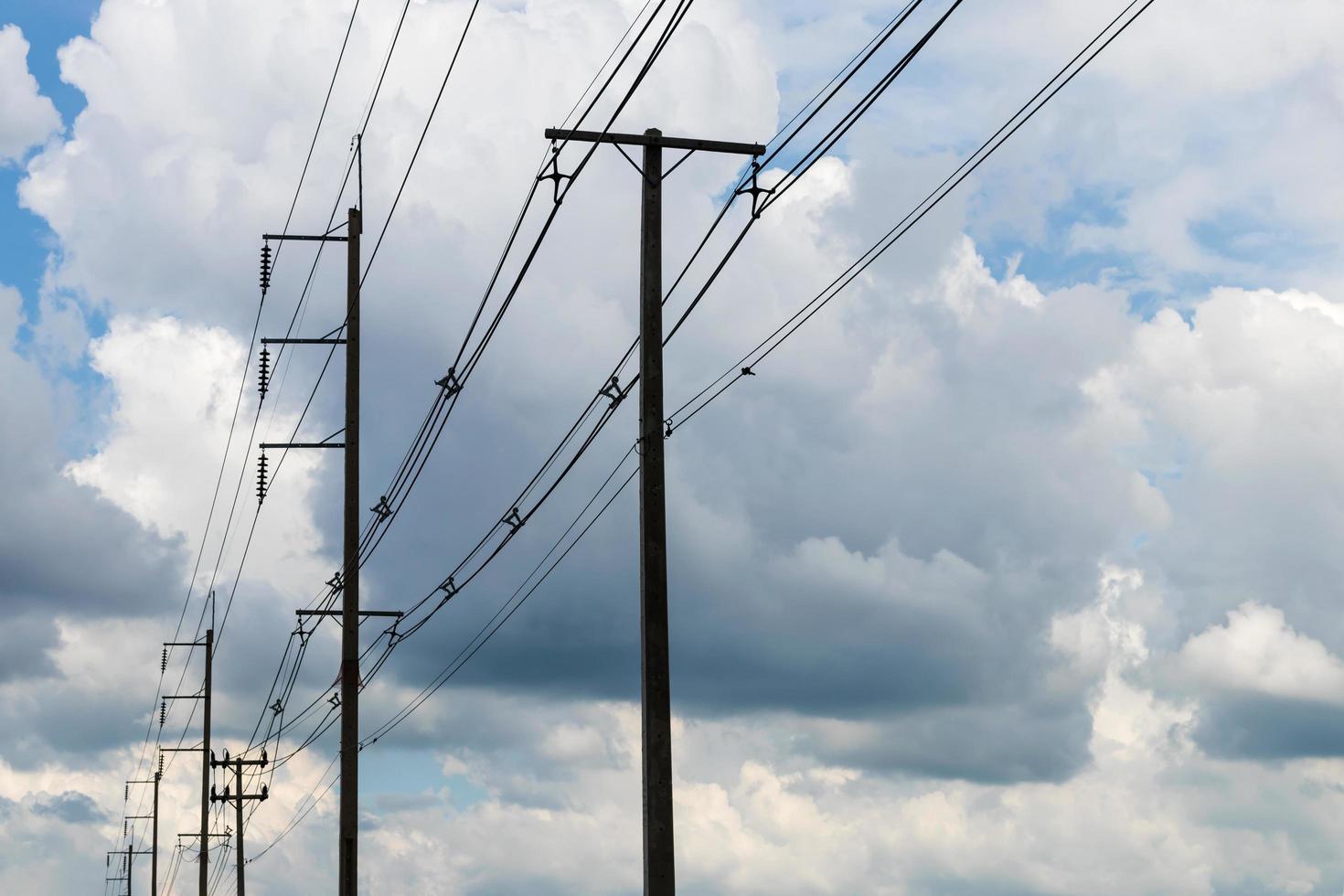 bewolkt met elektrische palen. foto