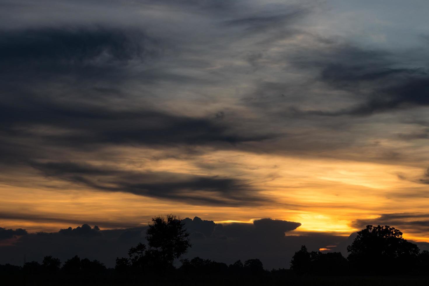 duisternis en zonsondergang over het platteland. foto