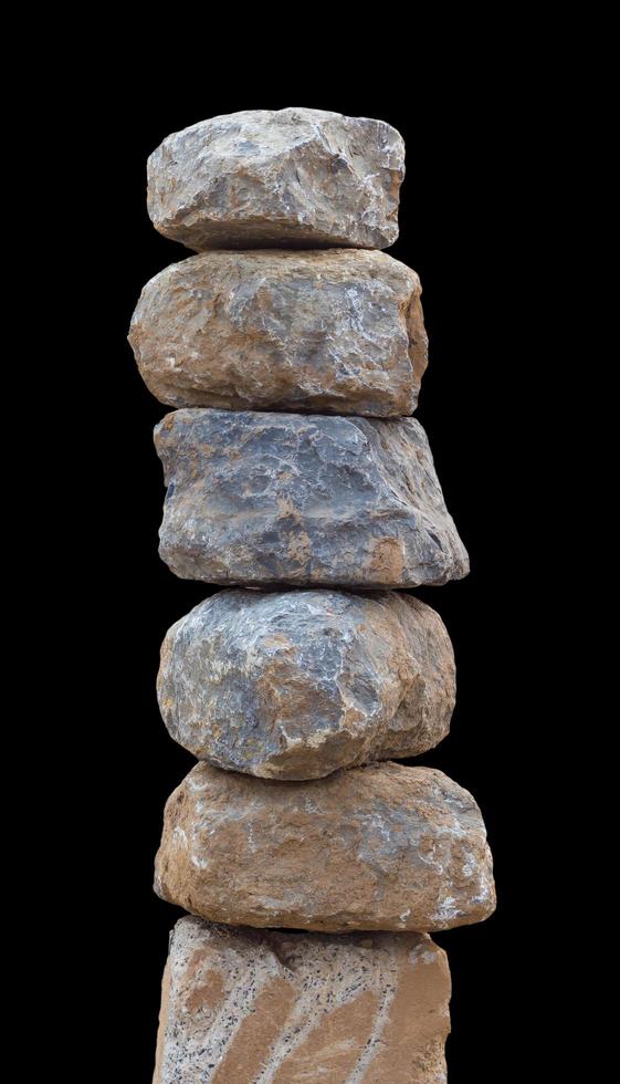 stenen gestapeld op een betonnen pilaar. foto
