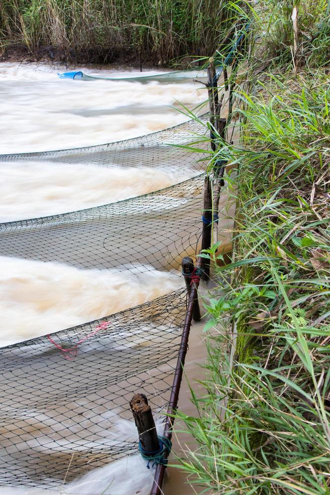 netten vangen meer waterstroom op. foto