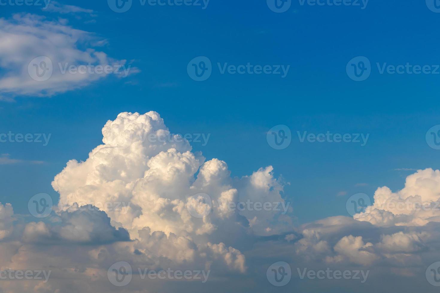 blauwe lucht landschap met witte wolken en bewolking. foto