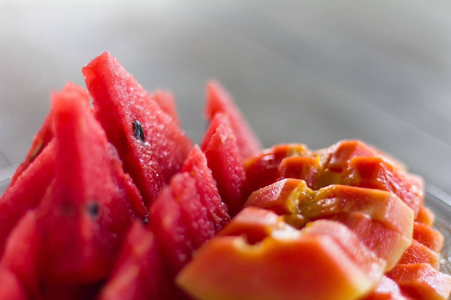 papaja en watermeloen plakjes. foto