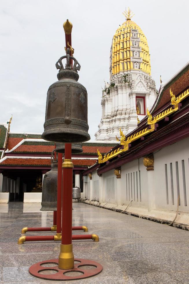 bronzen bel gouden pagode. foto