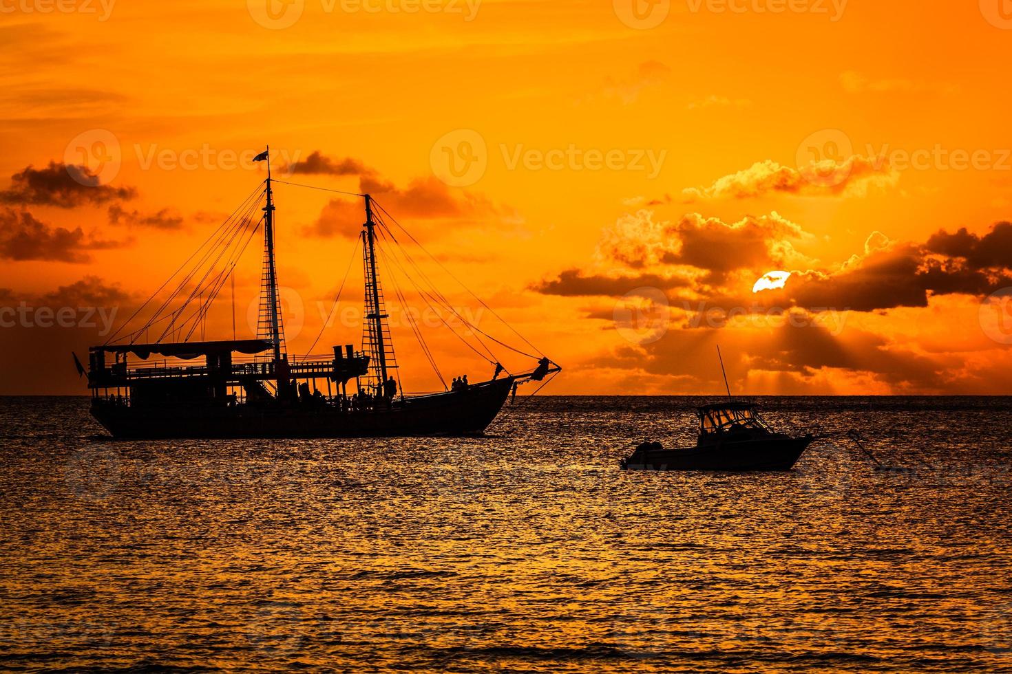 piratenschip zonsondergang foto
