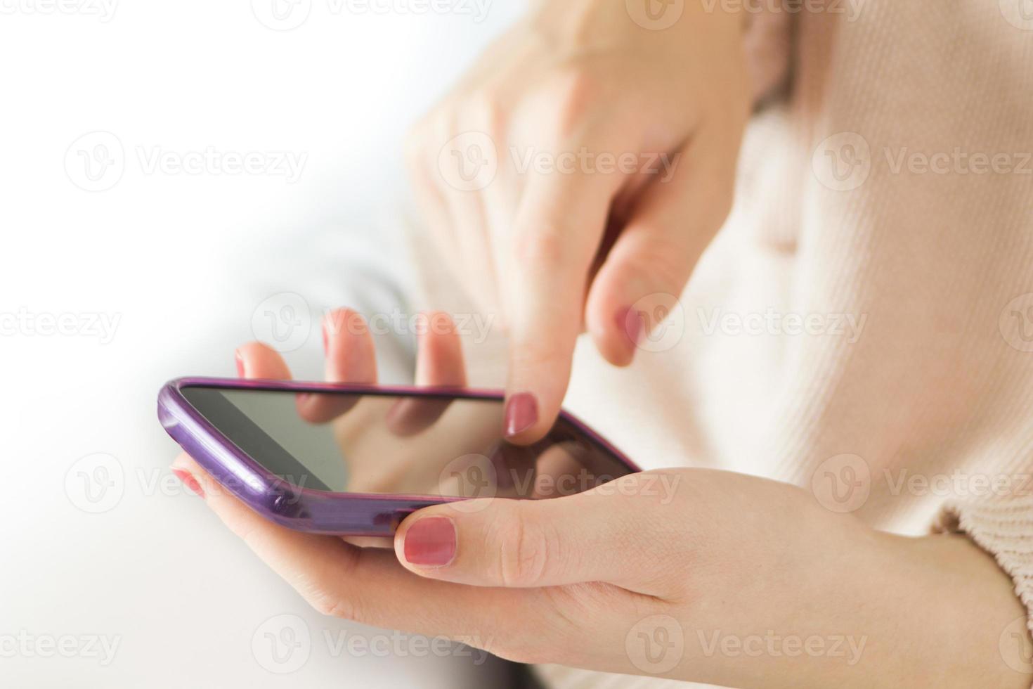 vrouwelijke handen mobiel gebruiken foto