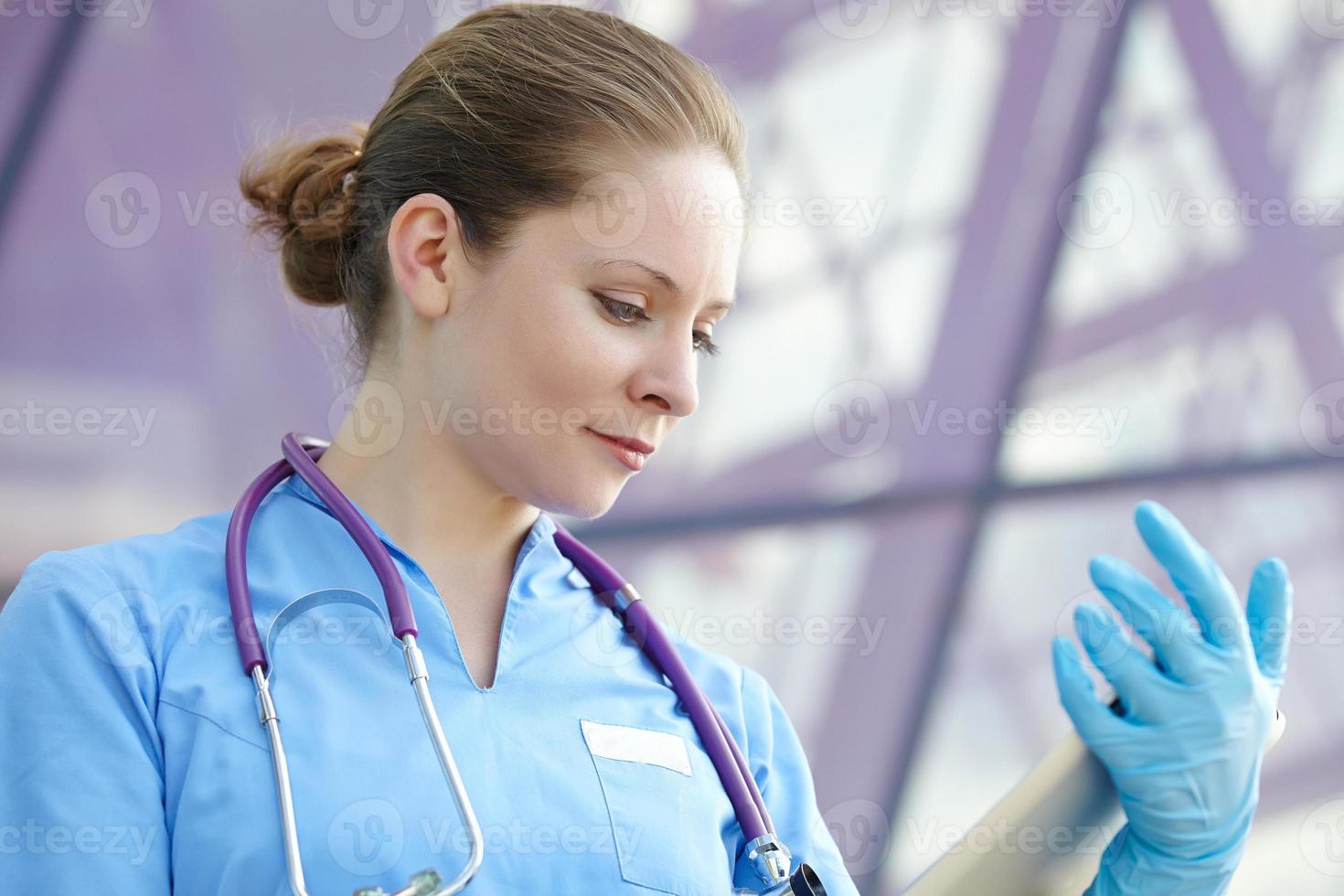 vrouwelijke arts met tablet foto