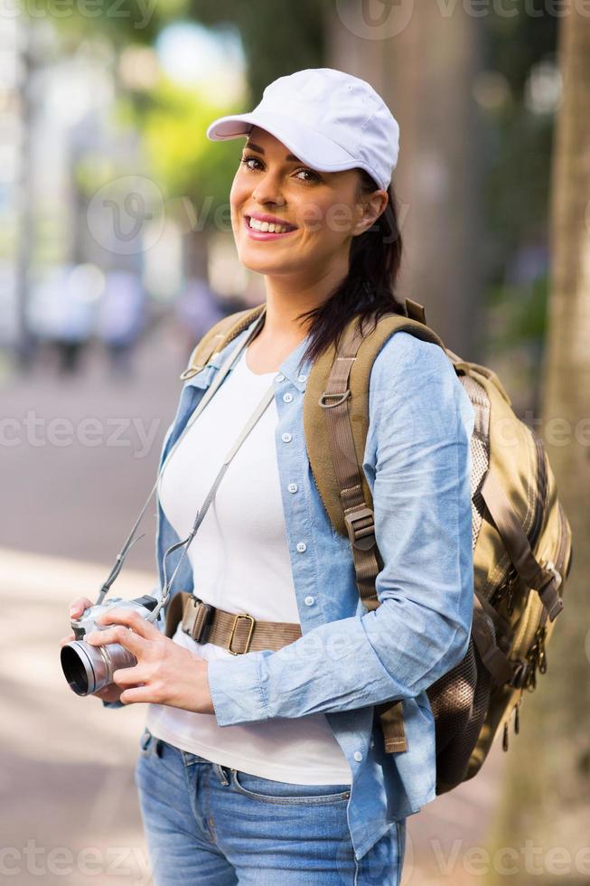 vrouwelijke toerist in de stad foto