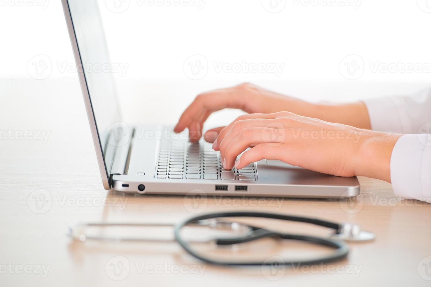 vrouwelijke arts met computer foto