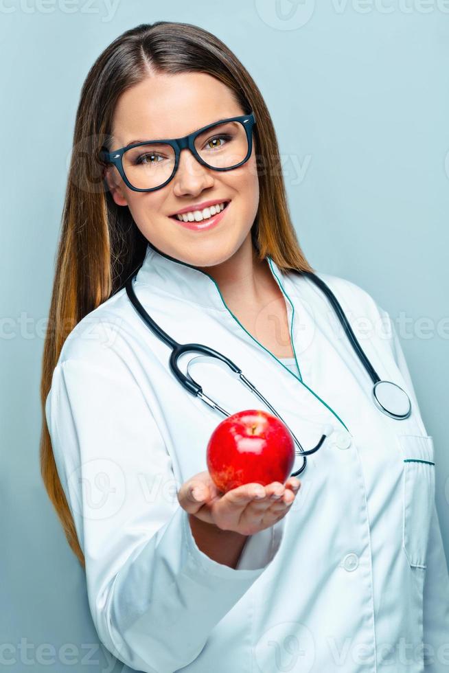 concept voor jonge vrouwelijke arts foto