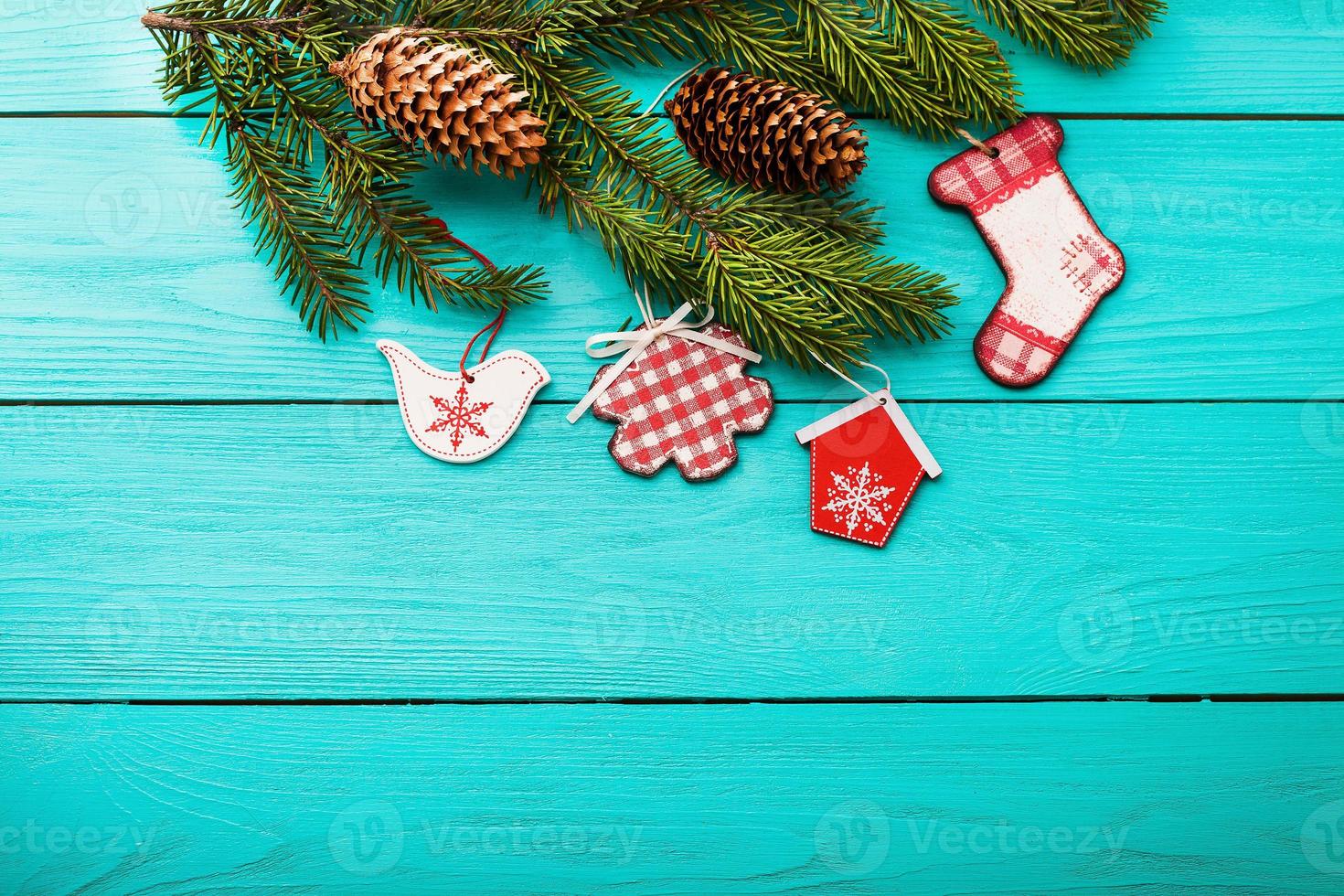kerstboom en speelgoed op blauwe houten achtergrond. bovenaanzicht en kopieer ruimte foto