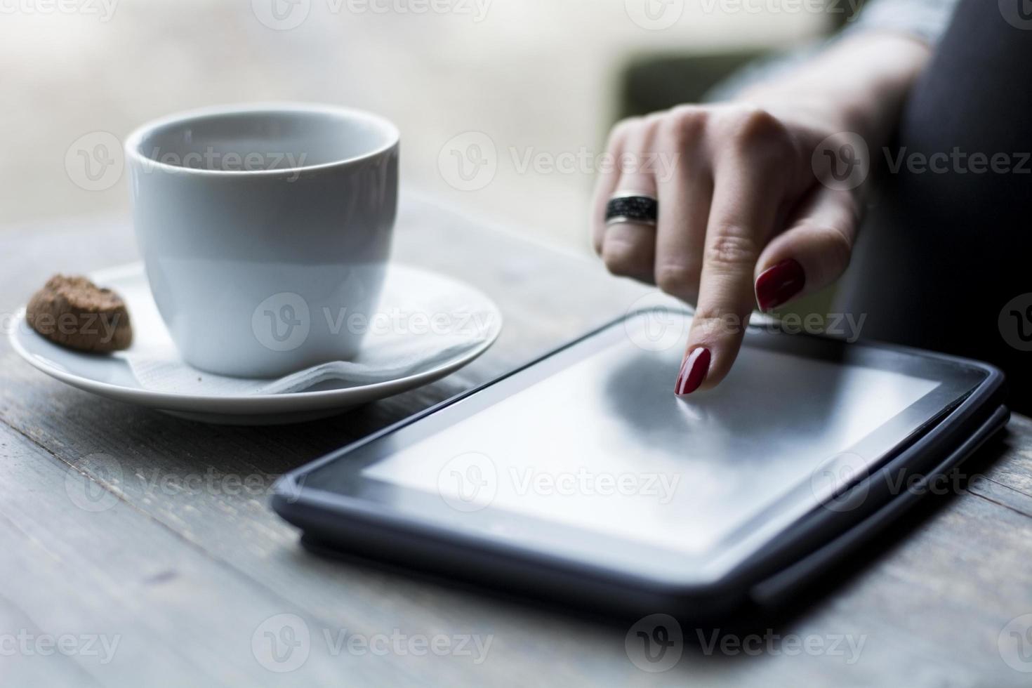 vrouwelijke hand browsen op tablet foto
