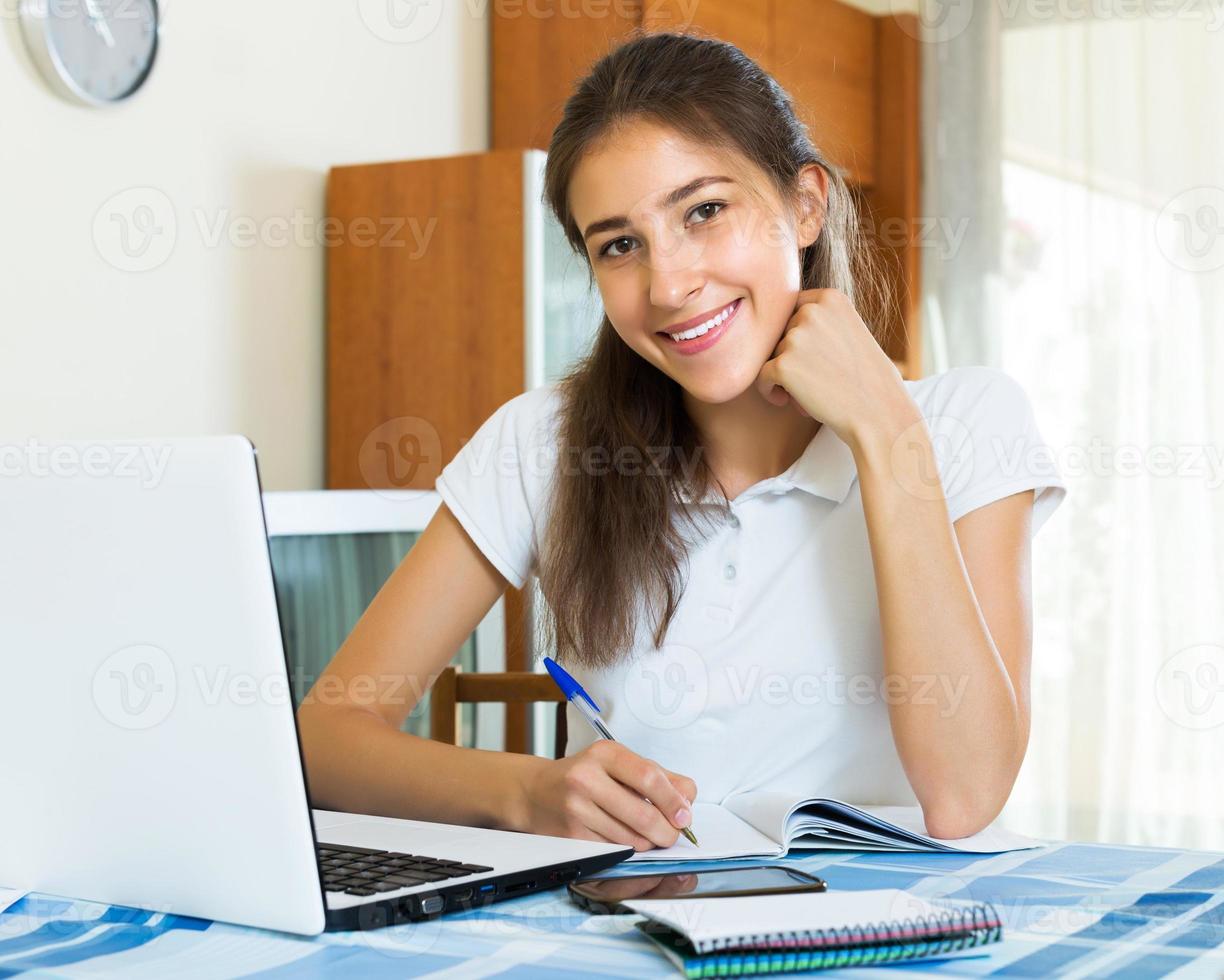 gelukkig vrouwelijke student studie foto