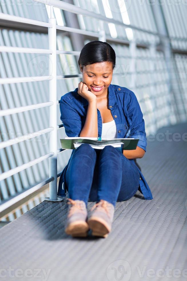 vrouwelijke Afrikaanse universiteitsstudent studeren foto