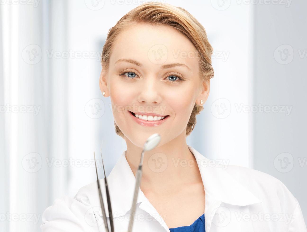 aantrekkelijke vrouwelijke tandarts met gereedschap foto