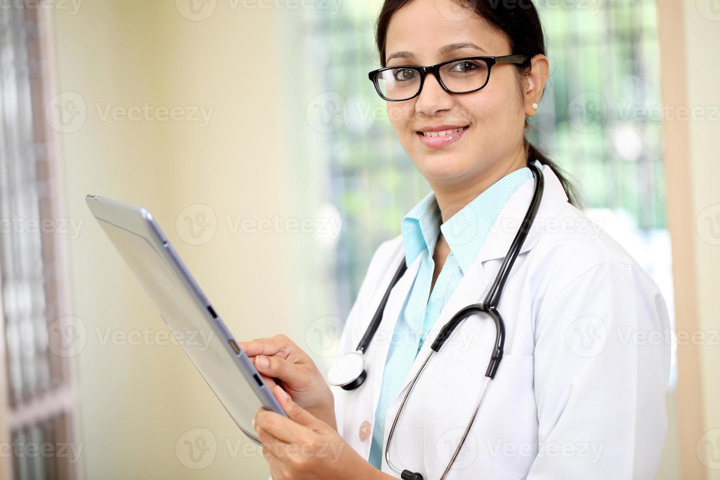 vrouwelijke arts met behulp van tablet-computer foto