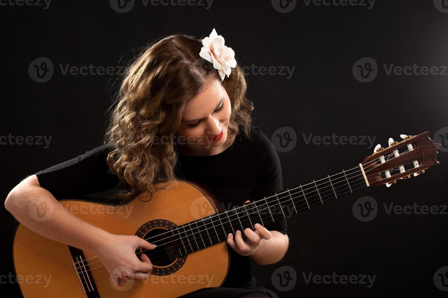 mooie jonge vrouwelijke gitarist foto