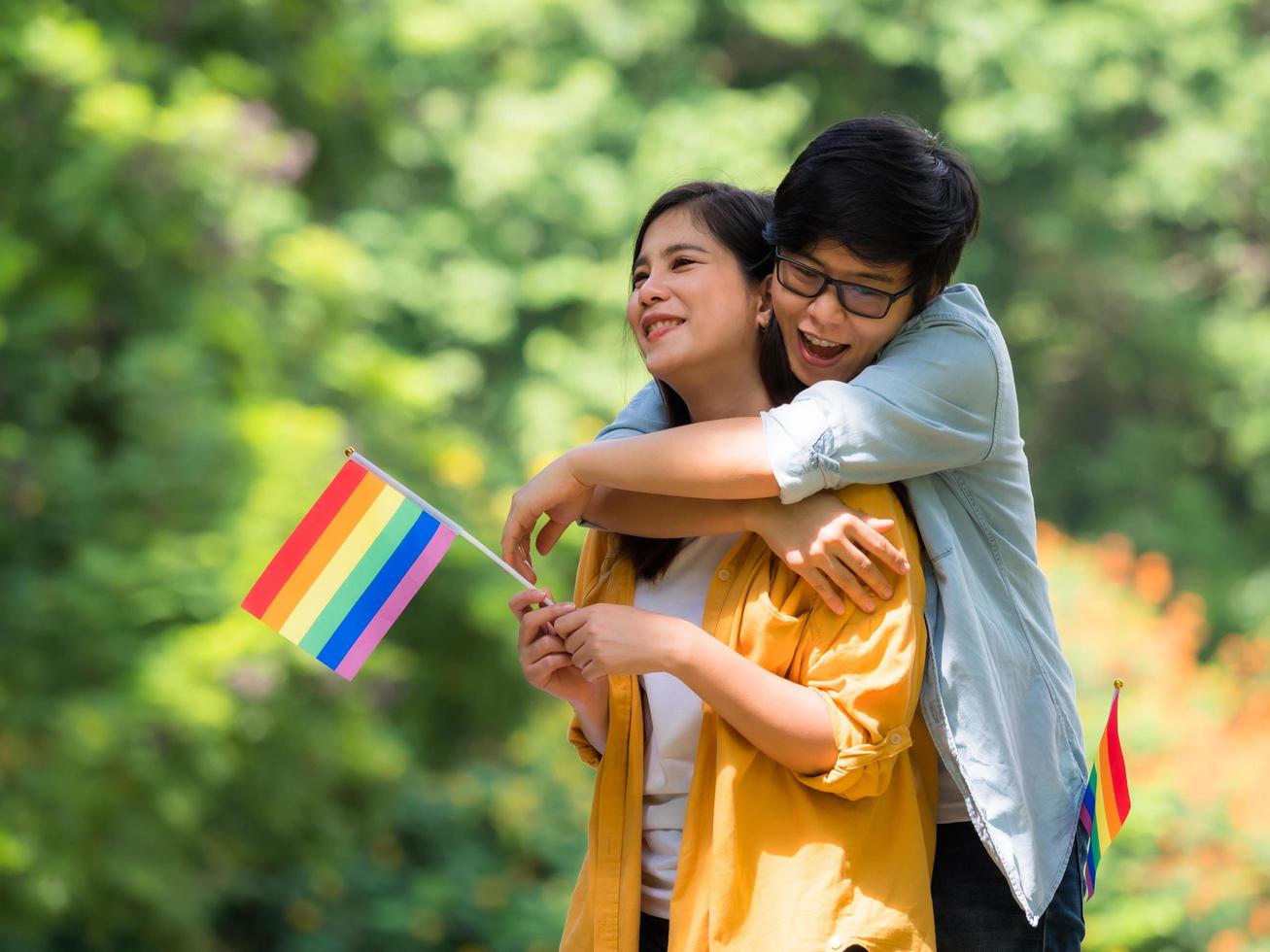 Aziatische homoparen houden een lgbt-symbool vast en omhelzen elkaar met liefde en geluk foto