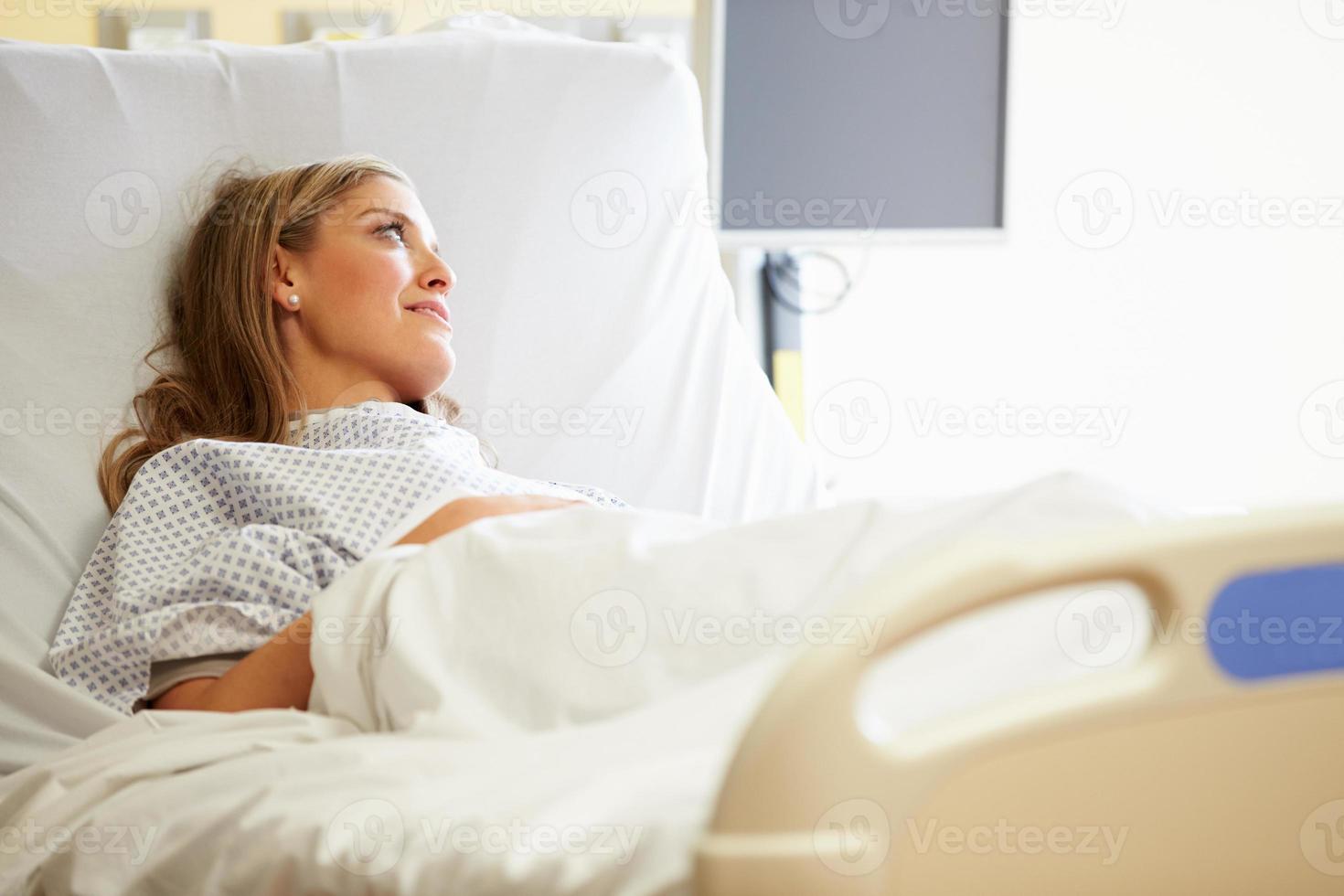 vrouwelijke patiënt rusten in ziekenhuisbed foto