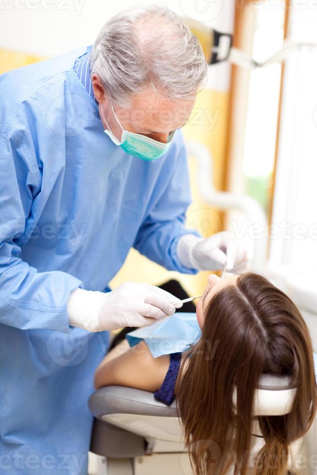 vrouwelijke patiënt met een tandheelkundige behandeling foto