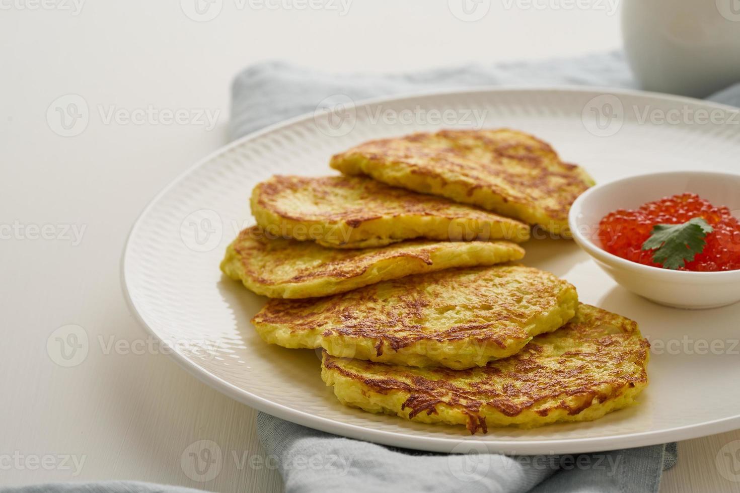 Courgette pannenkoeken met aardappel en rode kaviaar, fodmap keto dieet zijaanzicht close-up foto