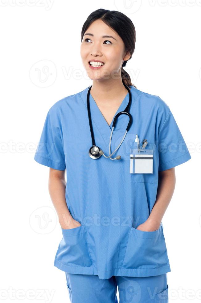 vrouwelijke arts in uniform wegkijken foto