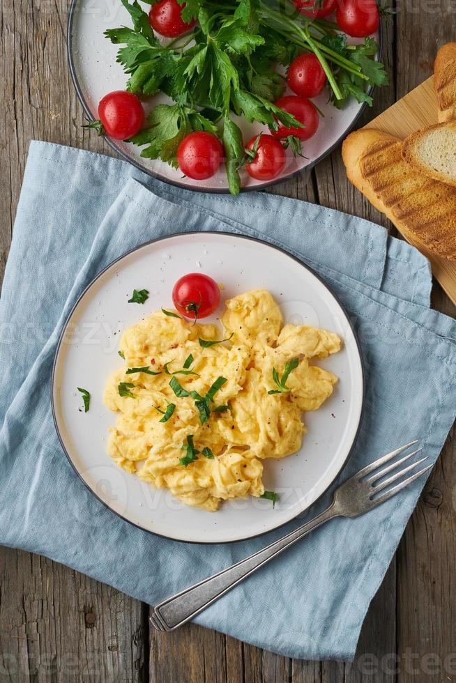 roerei, omelet, bovenaanzicht, verticaal. ontbijt met gebakken eieren foto