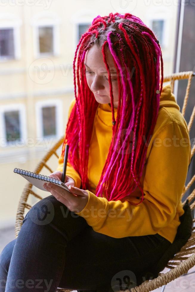 digitaal nomadenconcept. meisje freelancer op afstand werken op laptop in café, coworking. foto