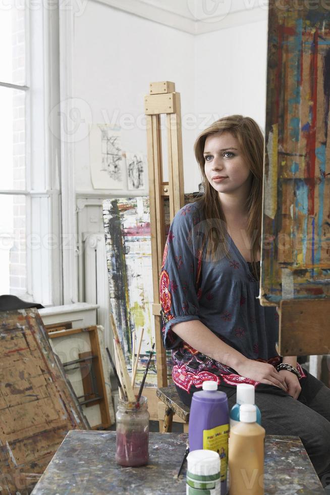 vrouwelijke kunstenaar zitten in art studio foto