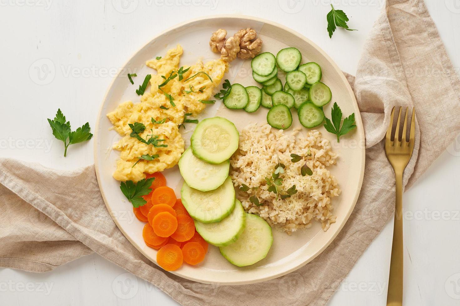 uitgebalanceerd glutenvrij eten, bruine rijst, courgette met scramble, dash fodmap-dieet foto