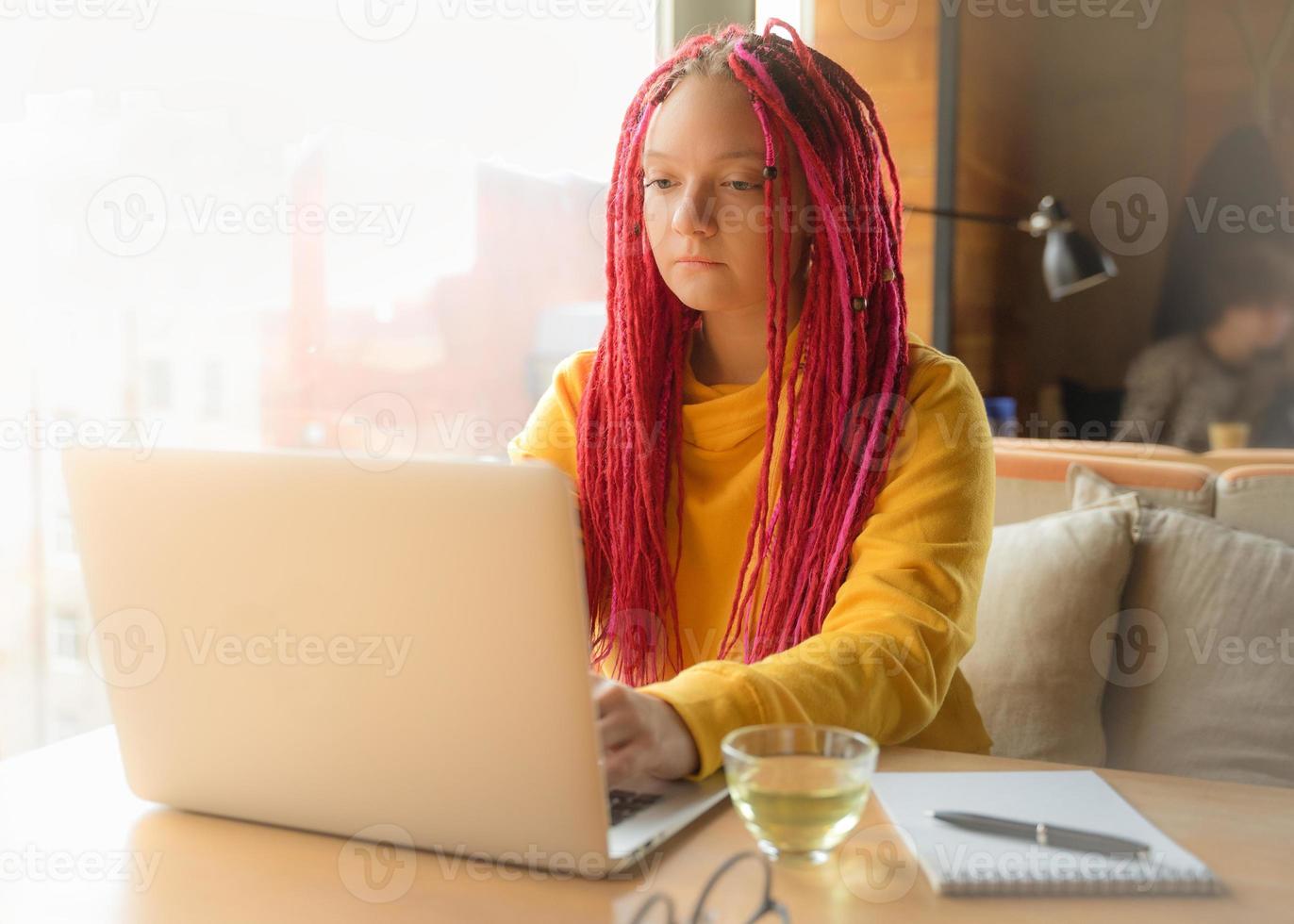 digitaal nomadenconcept. meisje freelancer op afstand werken op laptop in café, coworking. foto