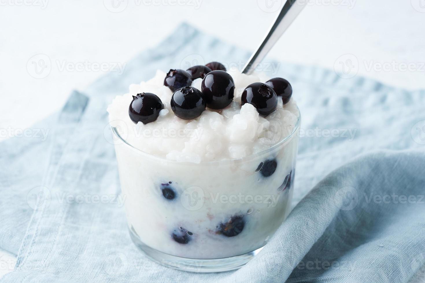 veganistische kokosrijstpudding met bosbes, glutenvrij dessert, zijaanzicht. foto