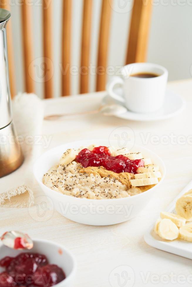 havermout met aardbeienjam, pindakaas, banaan, chia foto