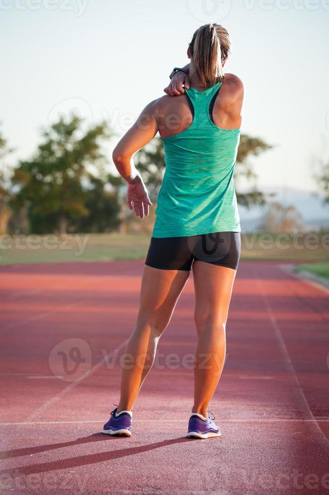 vrouwelijke atleet op een atletiekpiste foto