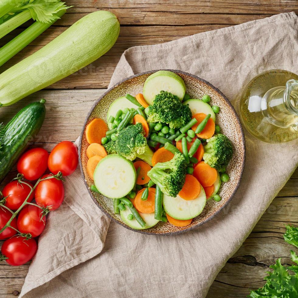 mix van gekookte groenten, stoomgroenten voor een caloriearm dieet. broccoli foto