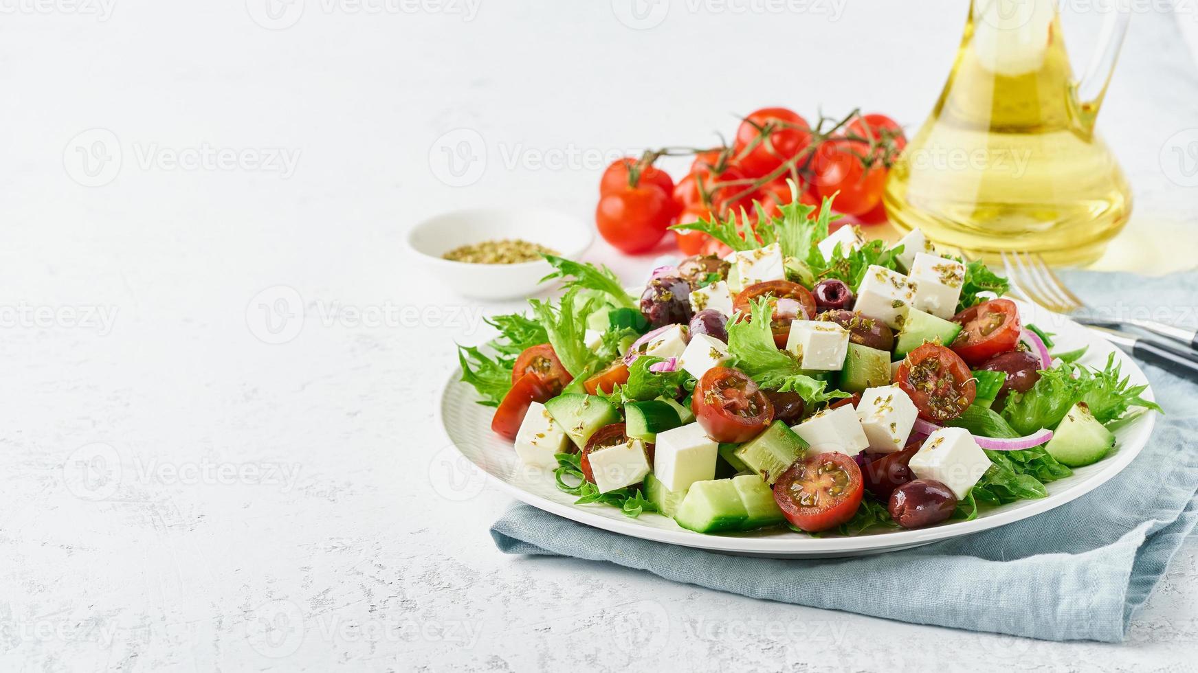 Griekse salade met feta en tomaten, op dieet zijnde voedsel op witte achtergrond kopie ruimte close-up lange banner foto