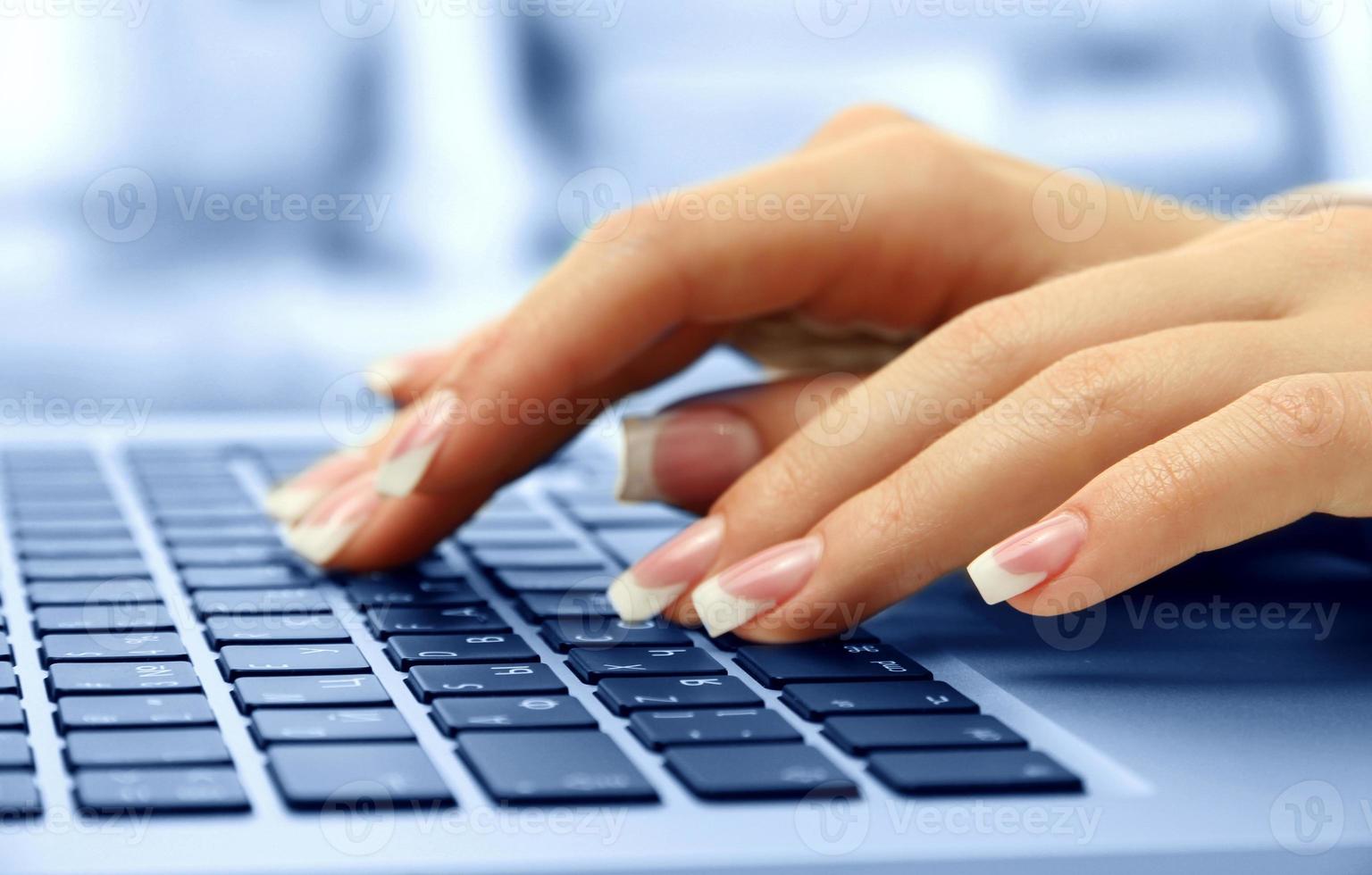 vrouwelijke handen typen op laptot, close-up foto