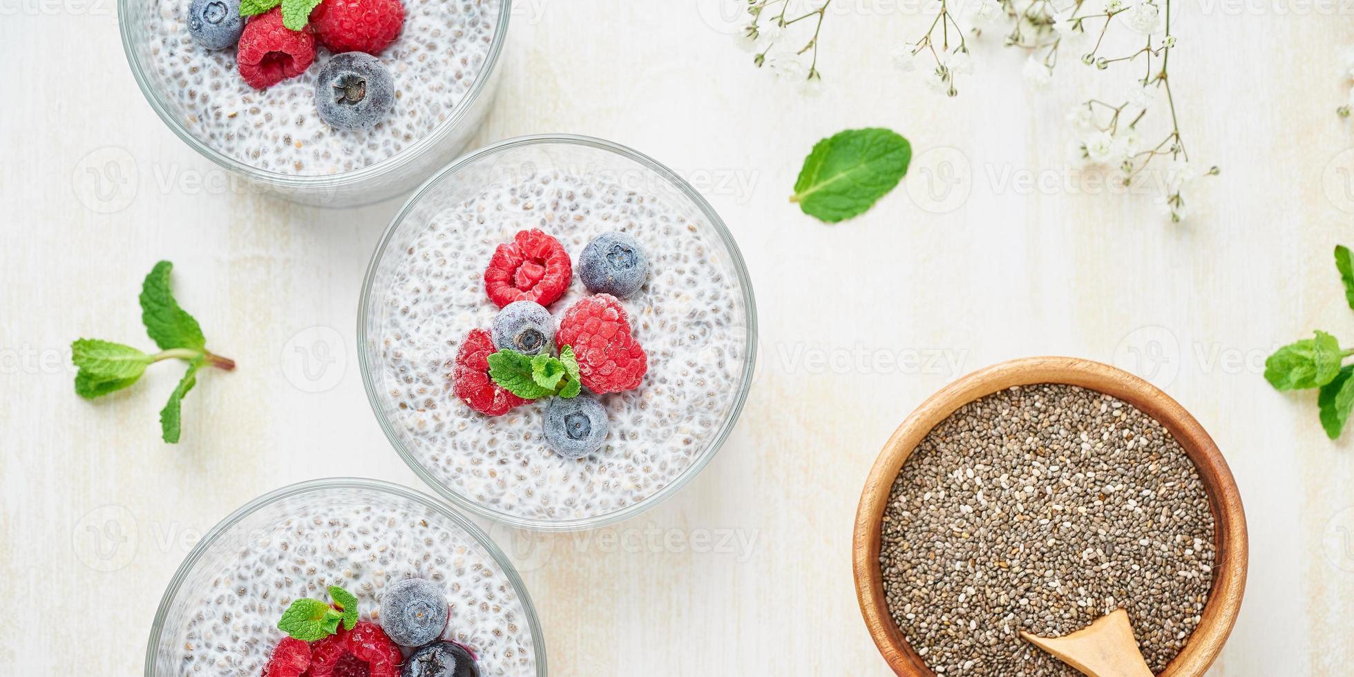 lange banner met chia pudding, bovenaanzicht, verse bessen frambozen foto